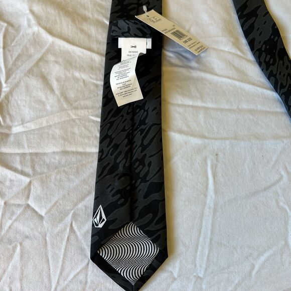 Volcom Mens Camo Neck Tie Suit Accessory Camouflage Black Grey Slim Tie - Picture 3 of 4